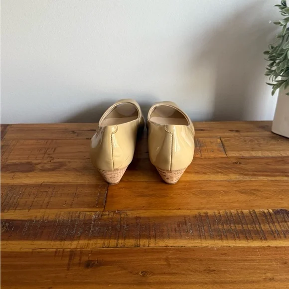 Talbots Women's Tan Nude Patent Leather Peep Toe Wedges Size 7.5 - Picture 6 of 6